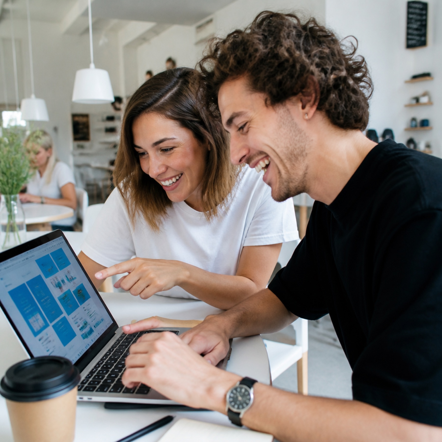 Zwei Creators arbeiten gemeinsam am Laptop